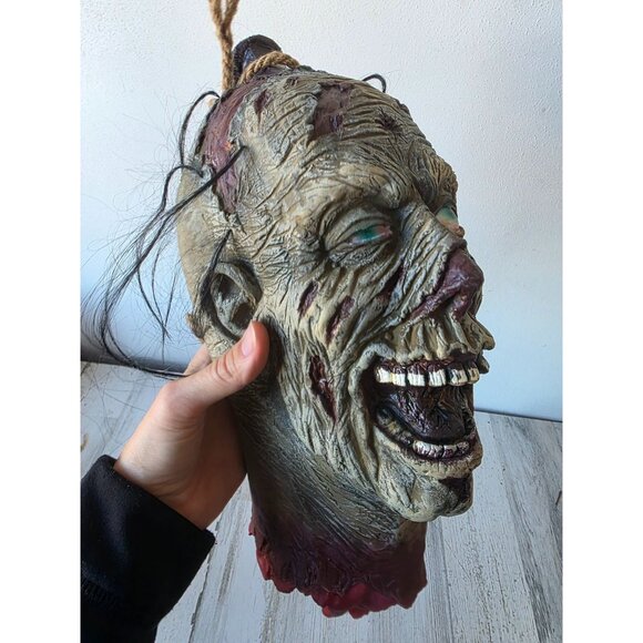 Vintage rubber zombie head skull beheaded hanging Halloween prop nail realistic - Picture 11 of 13